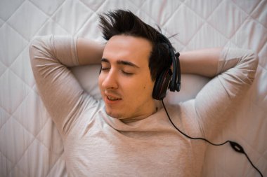 Tatlı rüyalar. Sağlık hizmeti konsepti. Uykudan uyanma döngüsünü sirkadyan ritmi düzenler. Yatakta tıraş edilmemiş yakışıklı bir adam. Yeter..