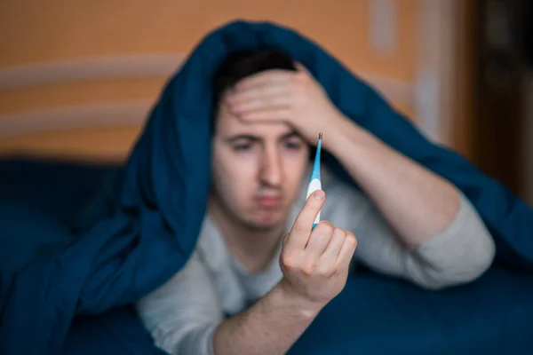 Mão Masculina Segurando Termômetro Digital Quando Mede Temperatura Covid — Fotografia de Stock