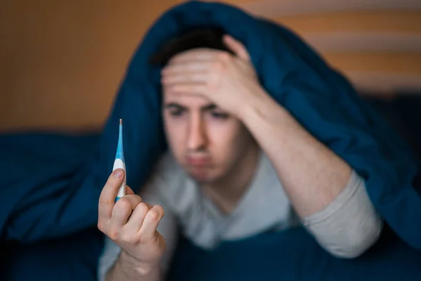 Mão Masculina Segurando Termômetro Digital Quando Mede Temperatura Covid — Fotografia de Stock