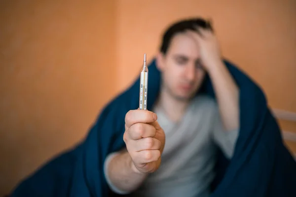 Mans Mão Segurando Termômetro Médico Analógico — Fotografia de Stock