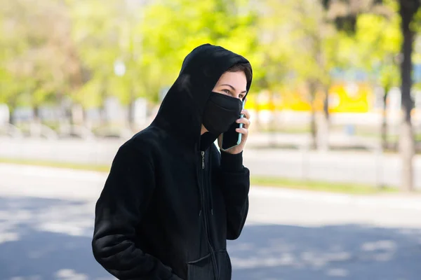 Sağiık Maskeli Bir Genç Elinde Telefonla Sokakta — Stok fotoğraf
