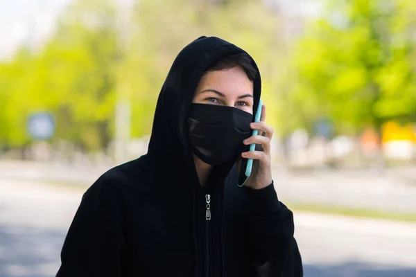 Sağiık Maskeli Bir Genç Elinde Telefonla Sokakta — Stok fotoğraf