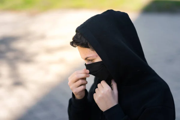 Siyah Tıbbi Maskeli Bir Genç Sokakta — Stok fotoğraf
