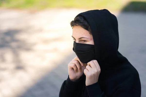 Siyah Tıbbi Maskeli Bir Genç Sokakta — Stok fotoğraf