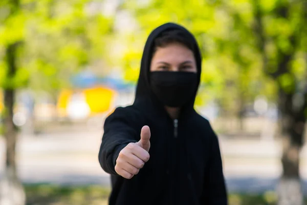 Coronavirus Quarantäne Konzept Covid Ein Teenager Schwarzer Medizinischer Maske Schützt — Stockfoto