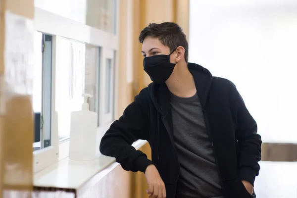 Adolescente Com Uma Máscara Médica Preta Vira Para Registo Clínica — Fotografia de Stock