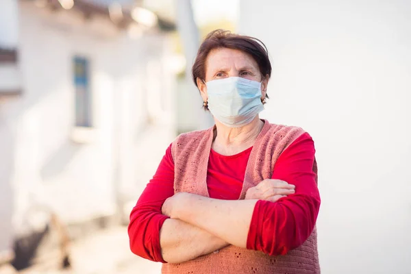 Vit Kvinna Poserar Med Korsade Händer När Hon Bär Influensamask — Stockfoto