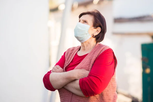 Vit Kvinna Poserar Med Korsade Händer När Hon Bär Influensamask — Stockfoto