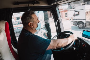 Şehirlerarası otobüsü süren virüs hastalığından korunmak için koruyucu tıbbi maske takan erkek sürücü. ulaşım, seyahat ve salgın konsepti