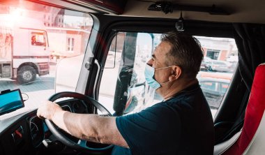 Şehirlerarası otobüsü süren virüs hastalığından korunmak için koruyucu tıbbi maske takan erkek sürücü. ulaşım, seyahat ve salgın konsepti