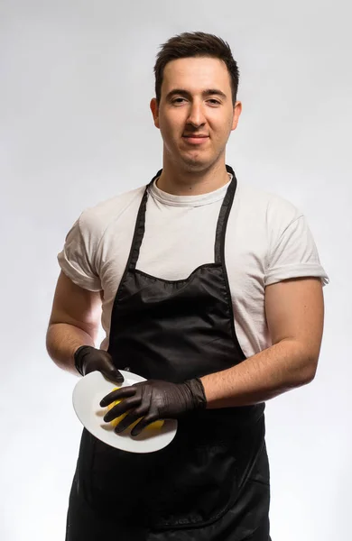 Hombre Con Delantal Guantes Goma Sosteniendo Plato Limpio Paño — Foto de Stock