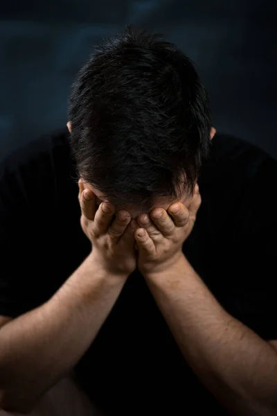 Homem Sentado Sozinho Derrubando Triste Preocupação Medo Mãos Para Cima — Fotografia de Stock