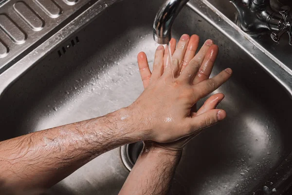 細菌にゼロチャンスがあるか確認する必要があります 手を洗う冬のインフルエンザの予防のための石鹸の男とこすり 細菌の拡散を停止する衛生 — ストック写真