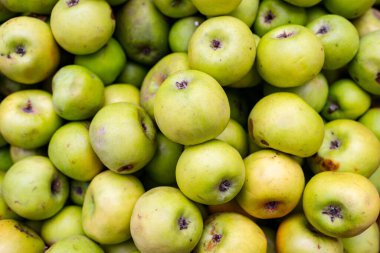 Tahta kasalarda ekolojik elmalar. Geçmişi. Çiftçi pazarında sergilenen sandıktaki pembe, canlı, kırmızı, yeşil renkli elmalara yakın çekim.