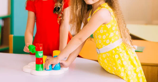 Foco Suave Grupo Crianças Ingere Mesa Com Cubos Coloridos Plástico — Fotografia de Stock