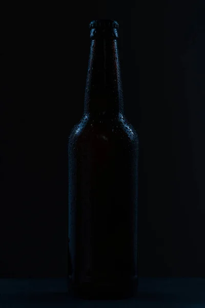 Brown Beer Bottle Drops Drink Label Dark Background — Stock Photo, Image