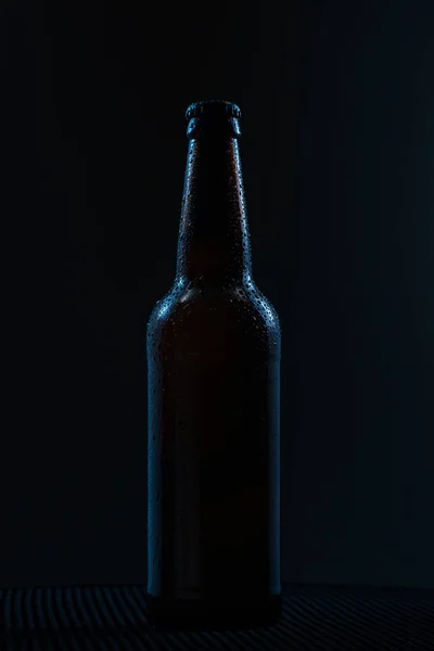 Brun Flaska Med Droppar Dryck Utan Etikett Mörk Bakgrund — Stockfoto
