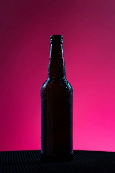 Brun Flaska Med Droppar Dryck Utan Etikett Rosa Bakgrund — Stockfoto