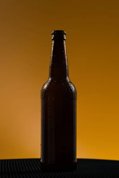 Brun Flaska Med Droppar Dryck Utan Etikett Guld Bakgrund — Stockfoto