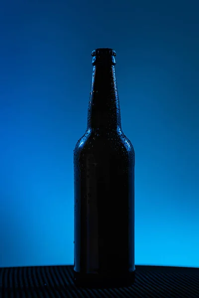 Brun Flaska Med Droppar Dryck Utan Etikett Blå Bakgrund — Stockfoto