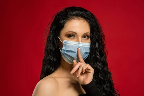 Mörkhårig Flicka Medicinsk Mask Visar Gest Tystnad — Stockfoto