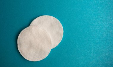 Mavi arkaplanda pamuk çubuklar ve pedler, metin için boşluk