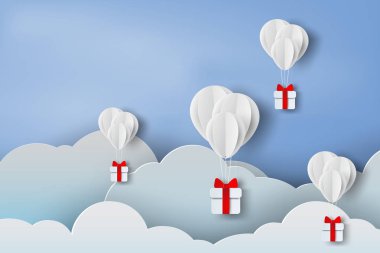 Beyaz Balon yüzen ve hediye kutusu üzerinde kağıt sanatı havada 