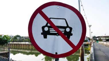 Çemberde Araba Yasaktır veya Otomobil Yok Köprüsü İşareti Yok. Bölge alarmı araç taşımacılığını yönlendirmiyor. Kamu etiketli yol trafiği hakkında bilgi uyarısı. Otomatik simge yasağı otomotiv izni..