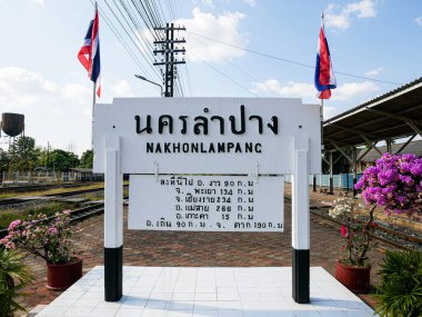 Lampang, Tayland - 5 Aralık 2019: Klasik Tayland Tren İstasyonu Nakhon Lampang Tren İstasyonu. Tatil Taşımacılığı ile Kuzey Tayland. 