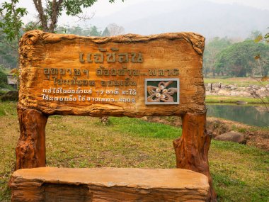 CHIANGMAI, THAILAND FEBRUARY 16, 2020 İşaret Panosu Bilgi Çalışması. Tayland 'ın Doi Inthanon Milleti Parkı Chomthong Bölgesi, Tayland' ın Chiang Mai adı altında dağdaki doğa turistleri.