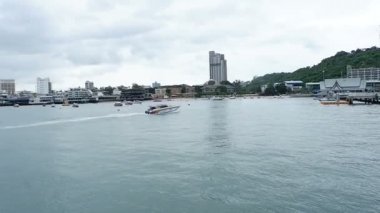 Tayland 'da Pattaya plajında motorlu tekne çalışıyor.