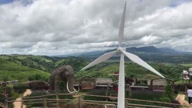 PHETCHABUN, THAILAND - 18 Ağustos 2019: Pin wheel ya da yel değirmeni oyuncağı ve halk parkındaki bahçe dekorasyonu