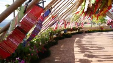 Lanna 'nın FullHD Bayrağı (tung) Lampang, Tayland' da rüzgar arka planıyla dönüyor. Video Bower bambu geleneksel dini Budizm tapınağı çok güzel. Bayram tatil bahçesi kış mevsimi.