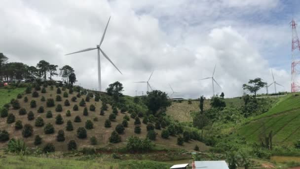 Filmmaterial Windenergieanlagen Auf Bergpanorama Erneuerbare Elektrische Ökologie Saubere Energiequelle Video — Stockvideo