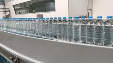 Görüntüler İş Endüstrisi İçki İçin Şişe Üretimi. Video Şirketi robotik hattı kapalı alanda çalışıyor. Malzeme mağazasının içindeki makine. Fabrika sistem işlem üretimi..