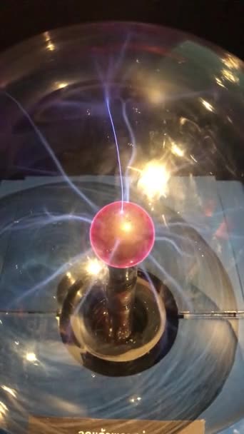 影像全息高清红能量等离子球灯泡核心电路阿尔法照明火柴 视频美丽的抽象黑暗背景迪斯科背景 高压慢动作球体 科学和物理 — 图库视频影像