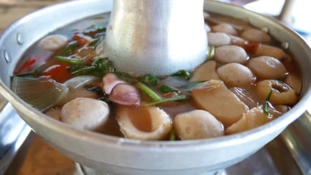 映像トム ユム沸騰水スパイシーなスープ 伝統的なタイ料理の有名なスタイル 海の幸と野菜がいっぱいの鍋料理 ライムの葉 新鮮なチャイリー ライム — ストック動画
