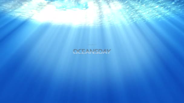 太陽の光の海水中光の美しいベール 海の波が水中を動き 虹が流れる深い青色の水から輝くビームは水の反射を引き起こします — ストック動画