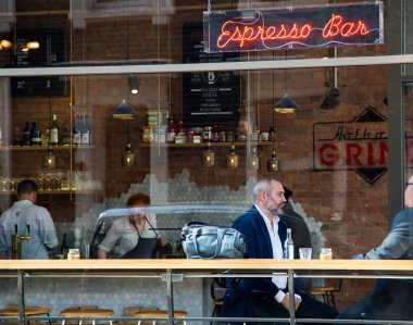 Londra, İngiltere - 08 Nisan 2015: Ziyaretçi Cafe, kahve arası