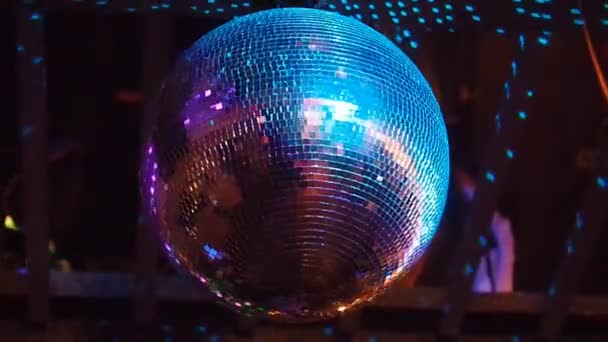 Belle Disco Ball Spinning sans couture avec des fusées éclairantes . — Video