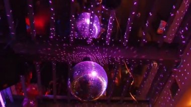 güzel bir disko topu iplik fişekleri ile sorunsuz.