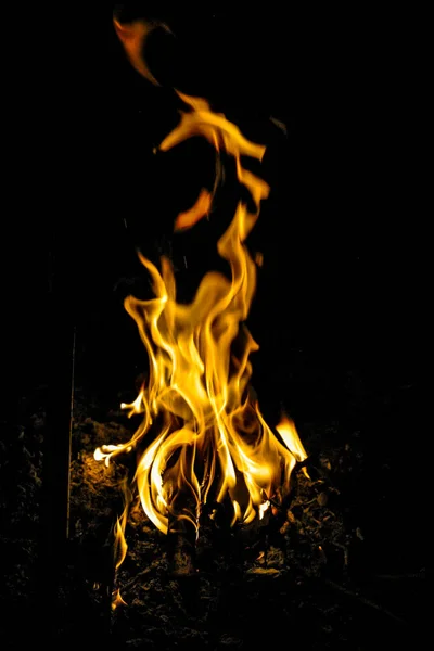 夜间营火的黑暗画面中的火焰 隔离在黑色的背景上 — 图库照片