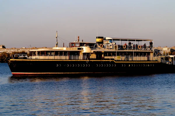 Een boot varen op Dnipro rivier in Dnipro stad, — Stockfoto