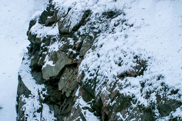 Hillside of a mountain in winter seasonal landscape — Stockfoto