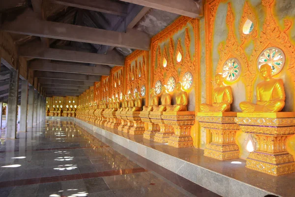 Будда шаблон всередині з буддою монунтів — стокове фото