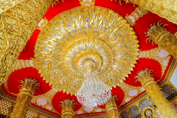 Стеля Різьбленими Візерунками Буддистському Храмі Бангкоку Фото Зроблено Року — стокове фото