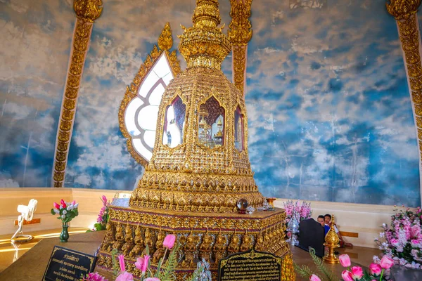 Місце для пожертв у буддійському храмі. — стокове фото