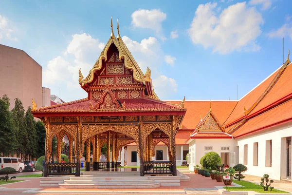 Bygga i buddisttempelområdet i Bangkok — Stockfoto