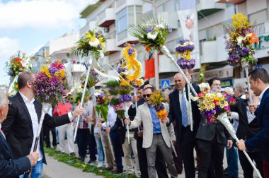 Sao sütyen De Alportel, Portekiz - 27 Mart 2016: Geleneksel dini alay çiçek meşaleler Festivali, Paskalya Pazar