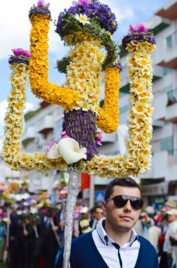 Sao sütyen De Alportel, Portekiz - 27 Mart 2016: Geleneksel dini alay çiçek meşaleler Festivali, Paskalya Pazar
